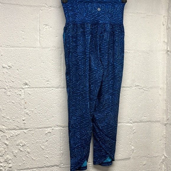 Lululemon Tranquil Crop Samba Snake Kayak Blue Hero sz 4 - Picture 7 of 8